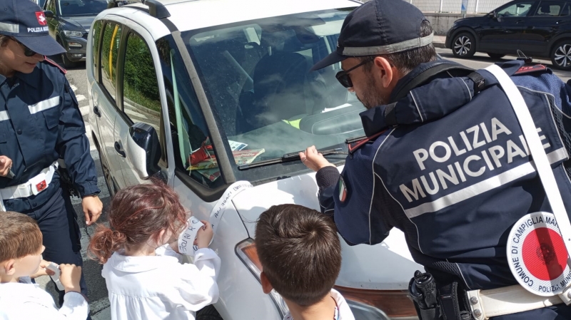 Educazione stradale alla scuola dell\'infanzia A.Boldrini con la Polizia loale