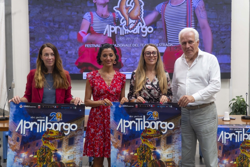 Apritiborgo: dall�11 al 15 agosto il centro storico di Campiglia torna a farsi palcoscenico, per la ventesima volta.