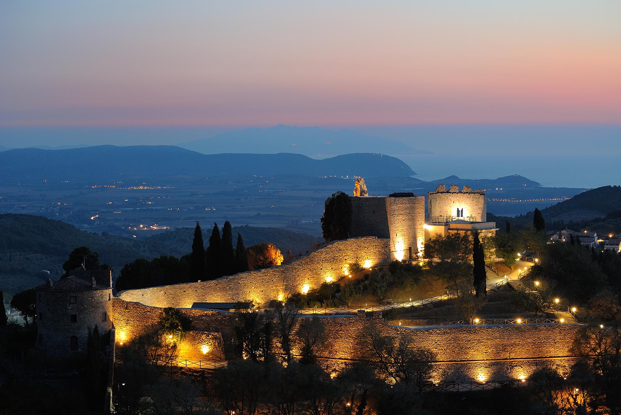 La rocca di Campiglia in notturno con vista sul mare 