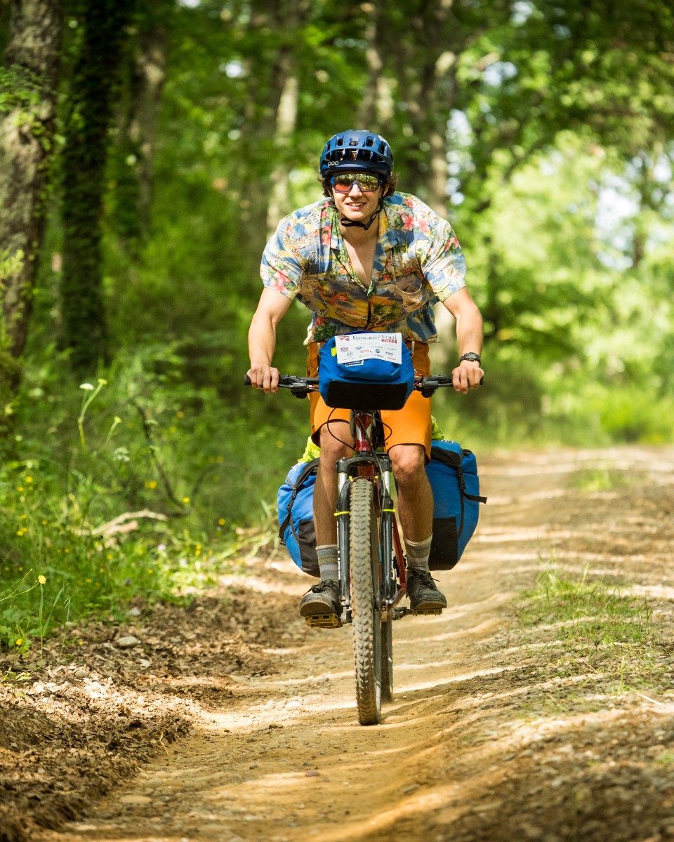 in bici in mezzo alla natura