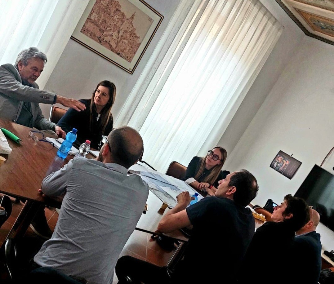La riunione nella sala della giunta comunale