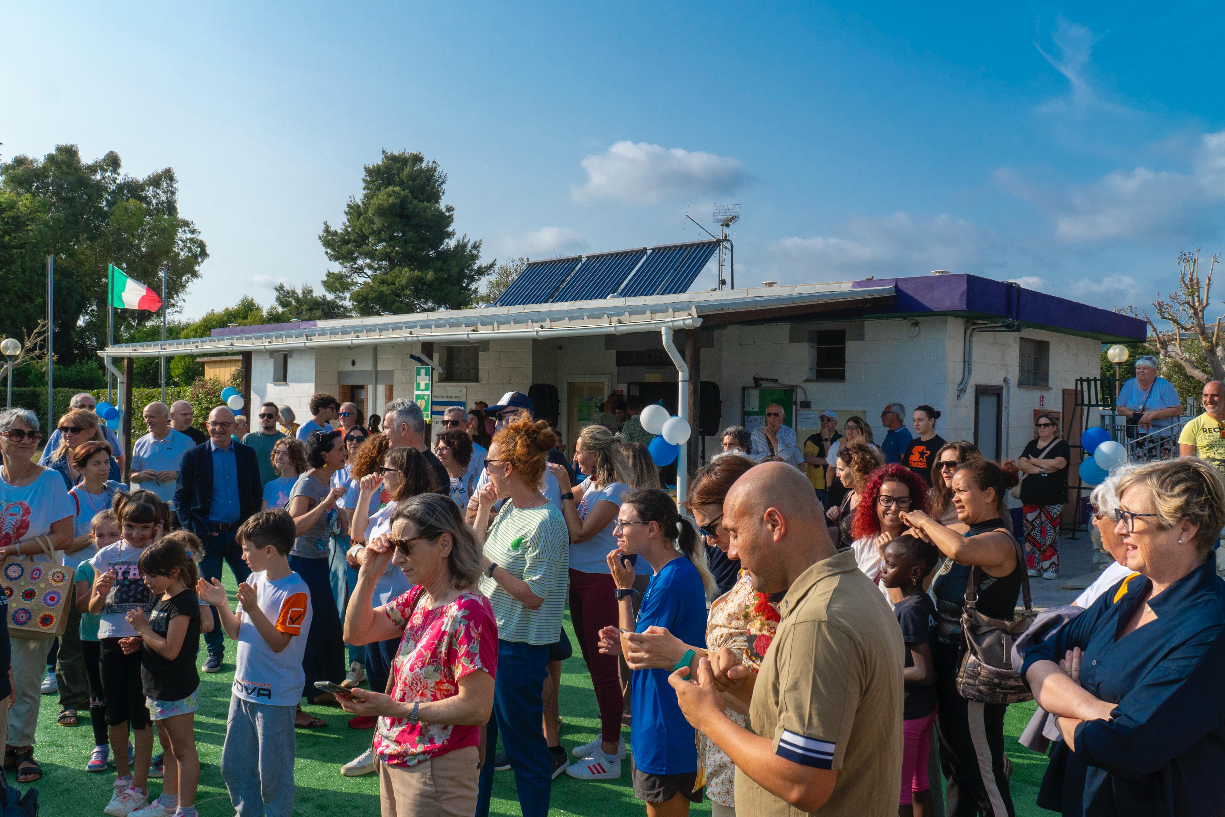 il pubblico durante il taglio del nastro