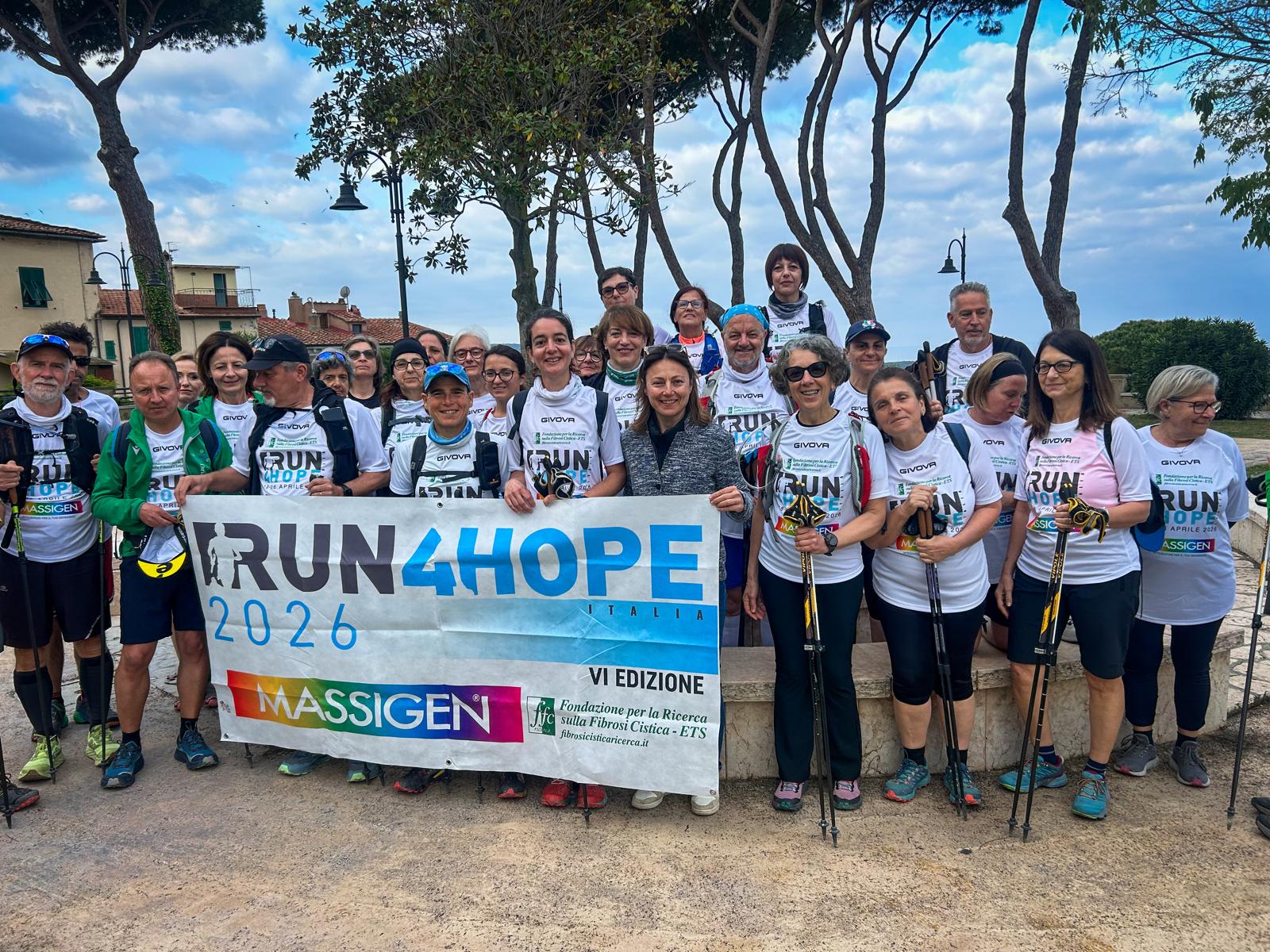 Alla partenza con lo striscione dell'evento