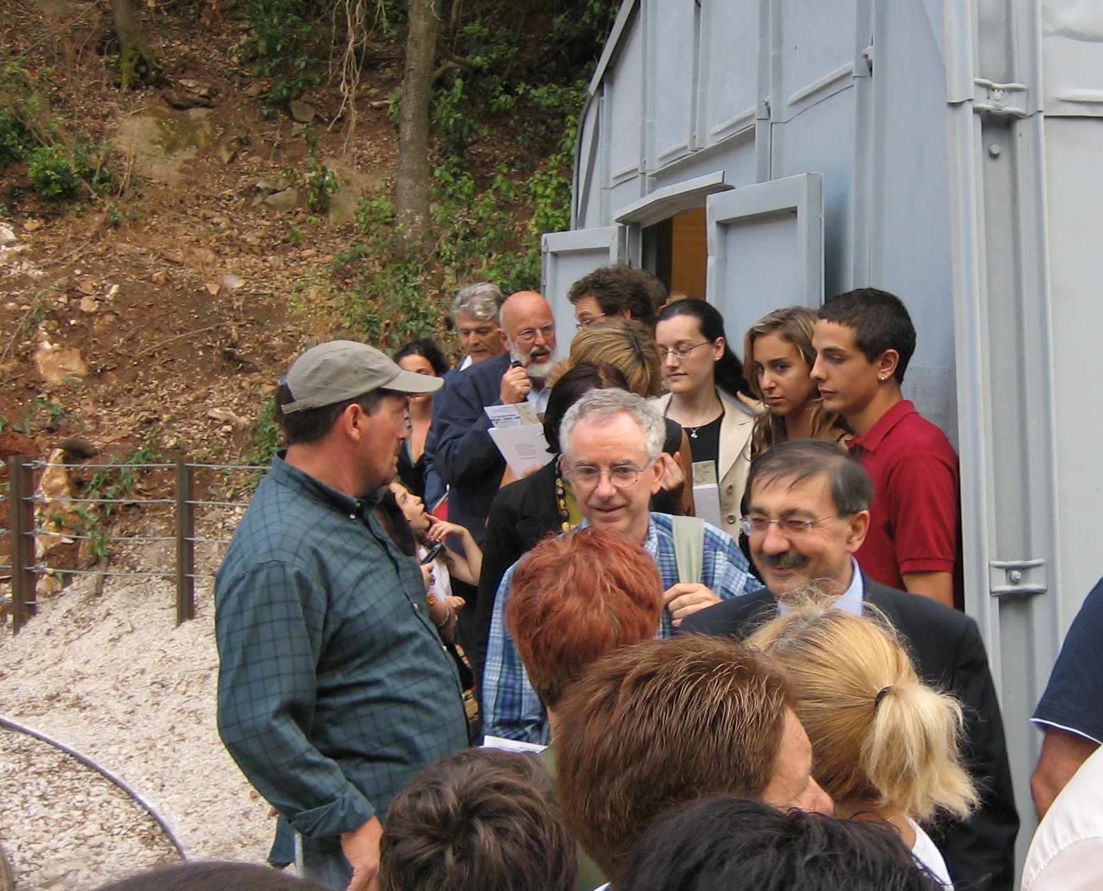Mussi tra le persone all'inaugurazione 