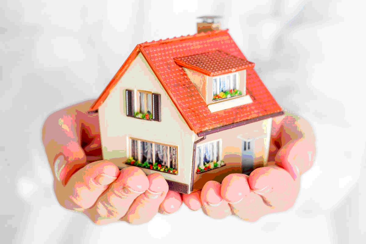Una casa tenuta tra le mani come segn di protezione sociale